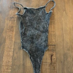 Women's FASHION NOVA grey ribbed bodysuit size medium.